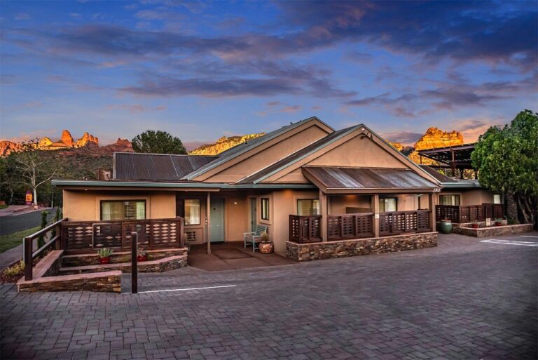 Sedona Uptown Suites Entry Office Check In